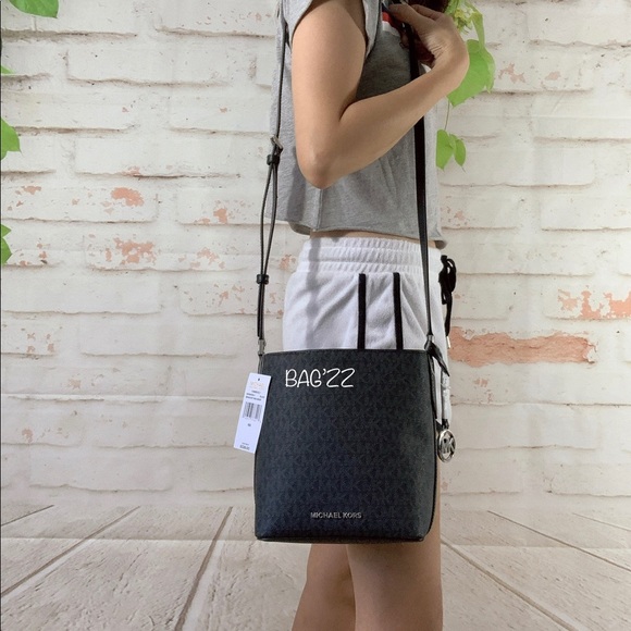 Michael Kors Kimberly Small Bucket Bag - Picture 1 of 8